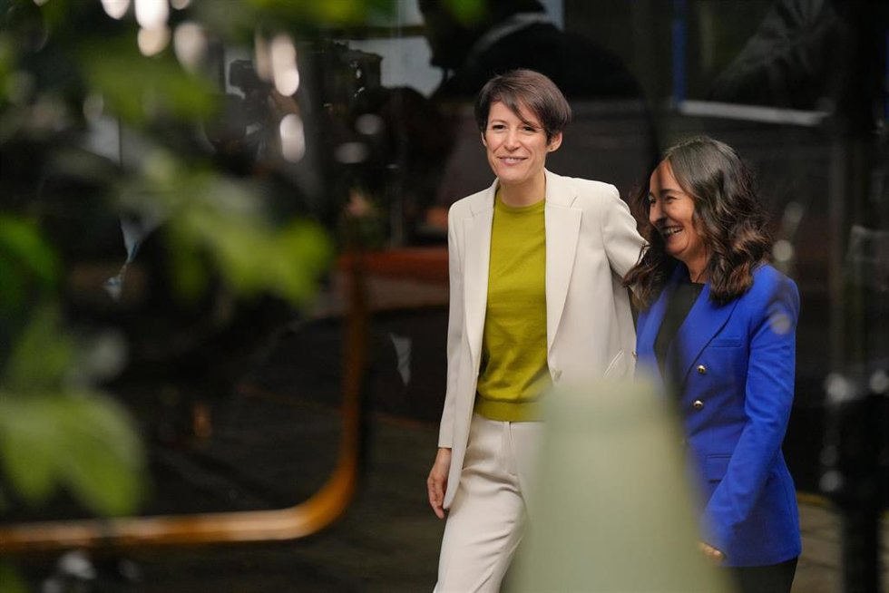 La candidata del BNG a la Presidencia de la Xunta de Galicia, Ana Pontón (i), a su llegada al debate electoral para las elecciones gallegas del 18F, a 5 de febrero de 2024, en Santiago de Compostela, A Coruña, Galicia (España).  La Corporación Radio Tel