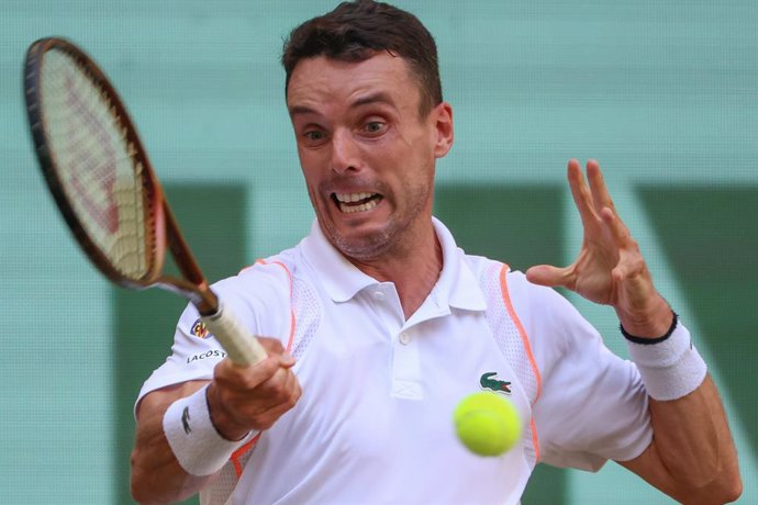 Archivo - 23 June 2023, North Rhine-Westphalia, Halle: Spanish tennis player Roberto Bautista Agut in action against Russia's Daniil Medvedev during their men's singles quarter-final match of 2023 Halle Open tennis tournament. Photo: Friso Gentsch/dpa