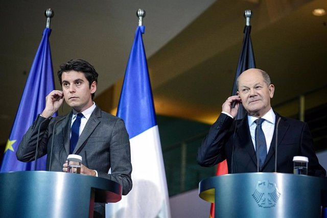 El canciller de Alemania, Olaf Scholz (derecha), y el primer ministro de Francia, Gabriel Attal (izquierda)