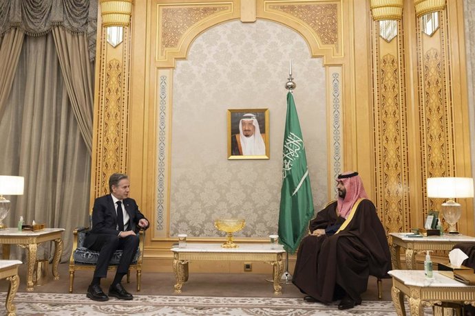 El secretario de estado de EEUU, Antony Blinken, y el príncipe heredero saudí, Mohamed bin Salman, en Riad