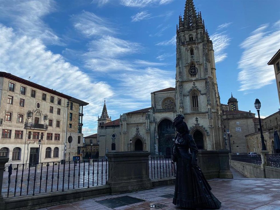 Archivo - Catedral de Oviedo, con la estatua de La Regenta en primer plano.