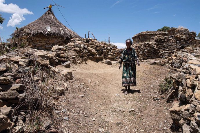 Archivo - Una mujer caminando en una aldea de Etiopía