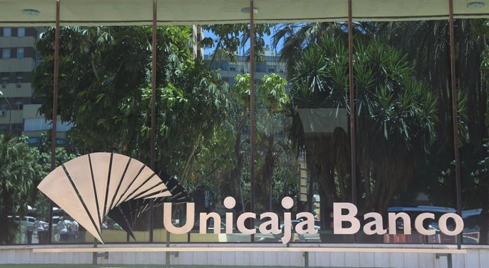 Archivo - Imagen de la sede de Unicaja Banco en Málaga