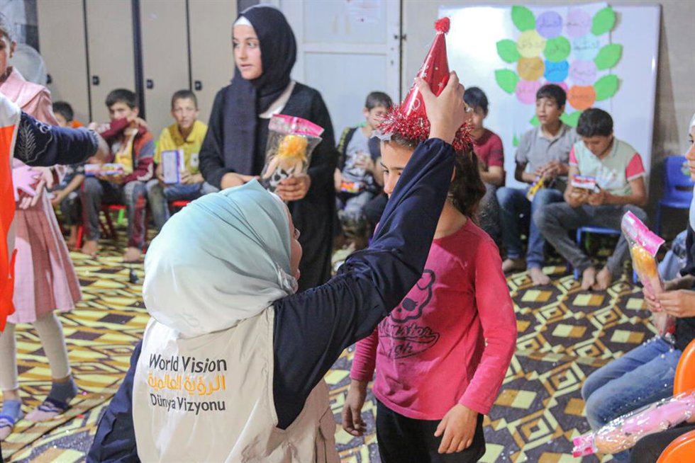 Imagen de archivo de una trabajadora de World Vision con una niña en Siria. 