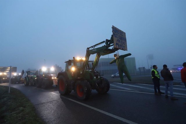 Concentración de agricultores catalanes en Mollerussa (Lleida) en las protestas del sector del martes 6 de febrero