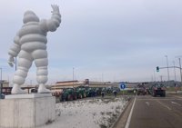 Valladolid amanece con concentraciones de tractores en los accesos al polígono de San Cristóbal y Mercaolid