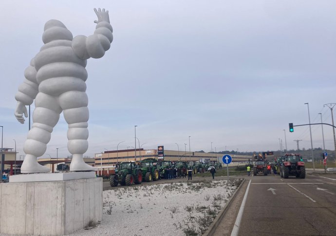 Tractores en los accesos al polígono de San Cristóbal y a Mercaolid.