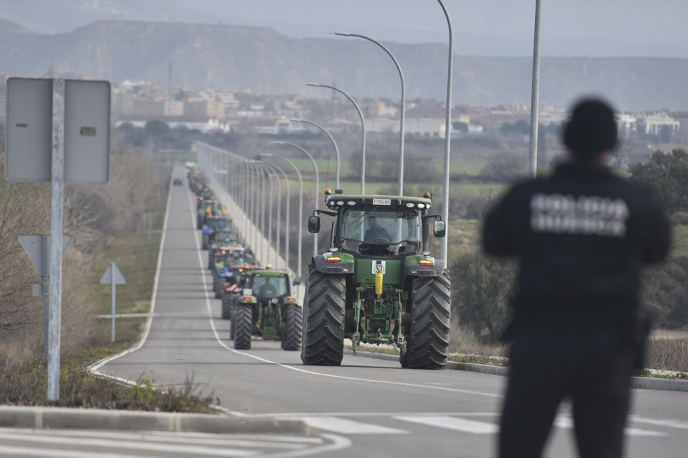 Decenas de tractores durante la tercera jornada de protestas de los ganaderos y agricultores para pedir mejoras en el sector, a 8 de febrero de 2024, en Huesca, Aragón (España).