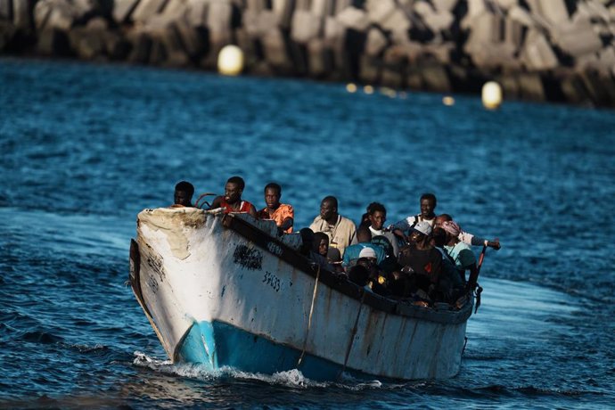 Archivo - Migrantes llegan en su segundo cayuco a El Hierro, a 3 de noviembre de 2023, en El Hierro, Canarias (España). Un segundo cayuco con unos 70 migrantes a bordo ha llegado en la mañana de hoy al puerto de La Restinga, en El Hierro, y al menos cua