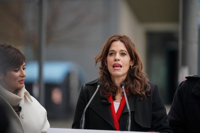 La alcaldesa de Vitoria-Gasteiz, Maider Etxebarria, durante su intervención tras la visita a la promoción de viviendas públicas en Salburua, a 2 de febrero de 2024, eVitoria-Gasteiz, Álava