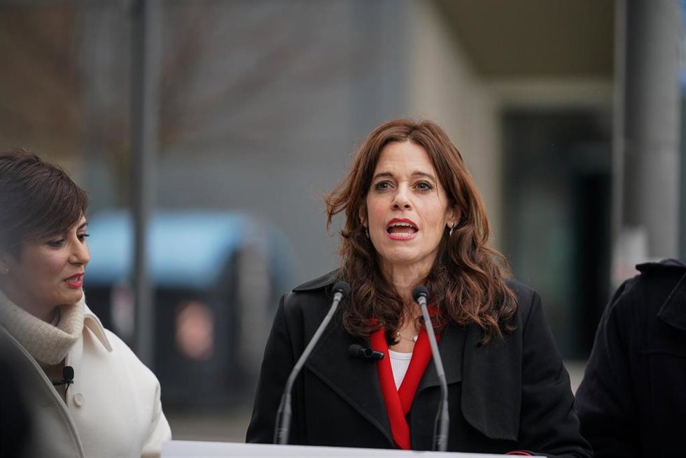 La alcaldesa de Vitoria-Gasteiz, Maider Etxebarria, durante su intervención tras la visita a la promoción de viviendas públicas en Salburua, a 2 de febrero de 2024, eVitoria-Gasteiz, Álava