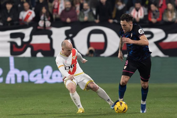 Lucas Ocampos ante Isi en el Rayo Vallecano-Sevilla FC de Vallecas