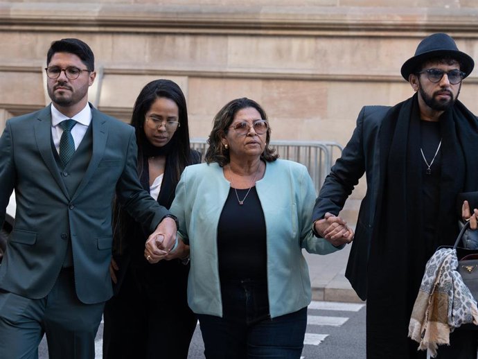 La madre de Dani Alves, Lucía Alves sale junto a dos de los hermanos del futbolista y su abogada de la Audiencia de Barcelona