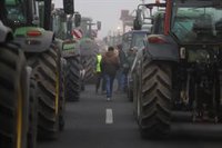 Els pagesos xifren en un miler els tractors que tallen l'A-2 a Fondarella (Lleida)