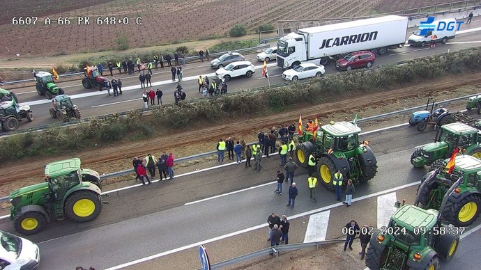 Corte de tráfico en la A-66 a la altura de Almendralejo captado por las cámaras de la DGT.