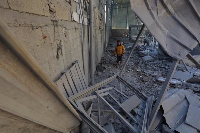 Un niño entre los escombros de un edificio destruido por los ataques en la Franja de Gaza