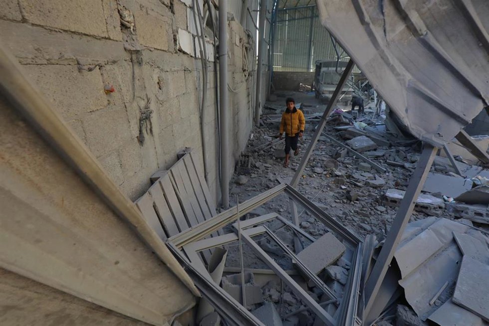 Un niño entre los escombros de un edificio destruido por los ataques en la Franja de Gaza