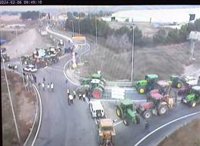 Agricultores cortan la AP-2 y la N-240 en Montblanc (Tarragona)