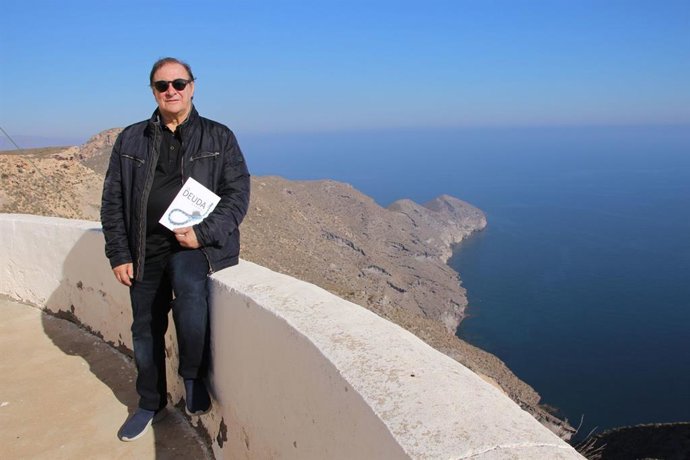 El periodista Fernando Moreno con su segunda obra, 'La Deuda'