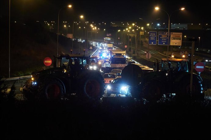 La carretera PA-31 colapsada como consecuencia de la manifestación de tractores, a 6 de febrero de 2024, en Pamplona, Navarra (España). Agricultores y ganaderos de toda España han sacado sus tractores a las carreteras desde esta madrugada para pedir mej