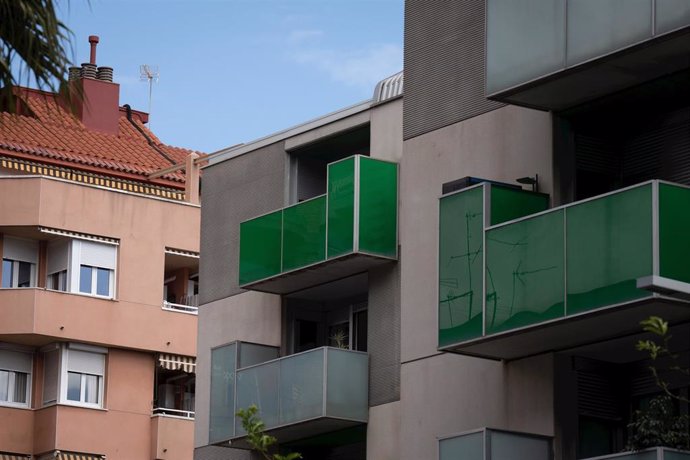 Archivo - Fachada de un edificio, a 25 de abril de 2023, en Barcelona, Catalunya (España).