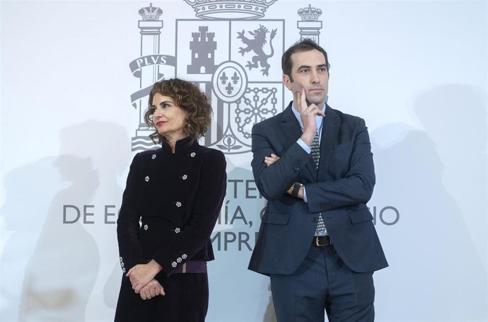 Archivo - La ministra de Hacienda, María Jesús Montero junto al nuevo ministro de Economía, Comercio y Empresa, Carlos Cuerpo, en la sede del Ministerio de Economía, Comercio y Empresa, a 29 de diciembre de 2023, en Madrid (España). 