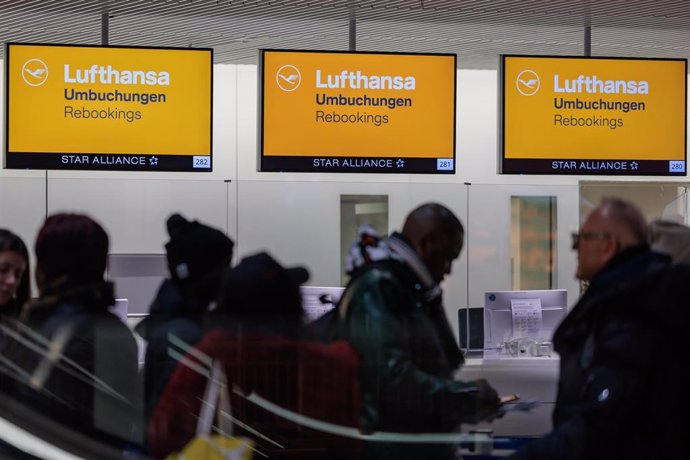 01 February 2024, Hesse, Frankfurt/Main: Travelers queue at the Lufthansa rebooking counter at one of 11 major German airports that have started a one-day strike.