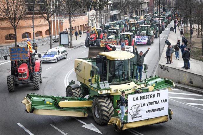 Tractores circulan por el centro de Girona en el marco de las protestas convocadas para este martes, a 6 de febrero de 2024