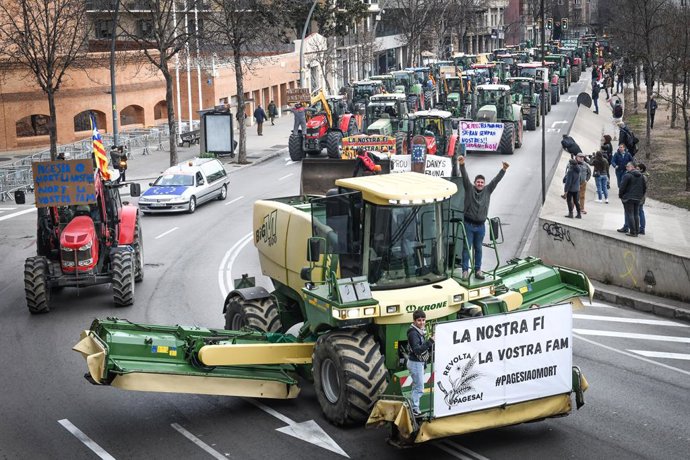 Tractores circulan por el centro de Girona en el marco de las protestas convocadas para este martes, a 6 de febrero de 2024