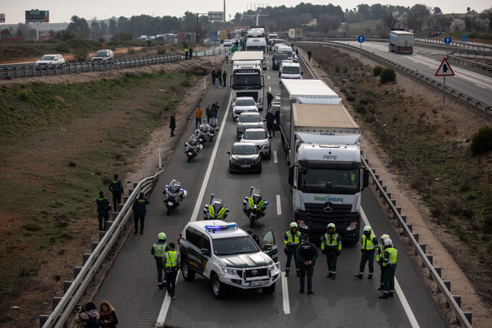 Agentes de la Guardia Civil delante del tráfico después de que los agricultores hayan cortado la autovía A-3 en el kilómetro 54, a la altura de Villarejo de Salvanés, a 6 de febrero de 2024, en Madrid (España). 