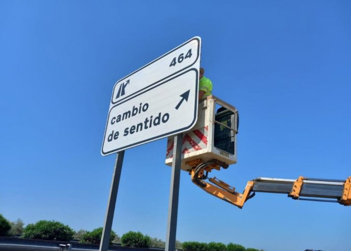 Colocación de cartel en el punto kilométrico 464 de la A4.