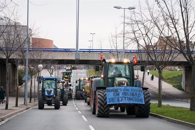 Tractores marchan por la carretera Pradoviejo de Logroño, a 6 de febrero de 2024, en Logroño, La Rioja (España).  
