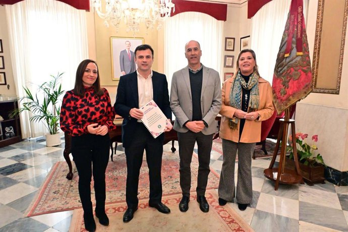 El alcalde de Cádiz, Bruno García, y la concejala de Igualdad, Virginia Martín, reunidos con representantes del Colegio Oficial de Farmacéuticos de Cádiz