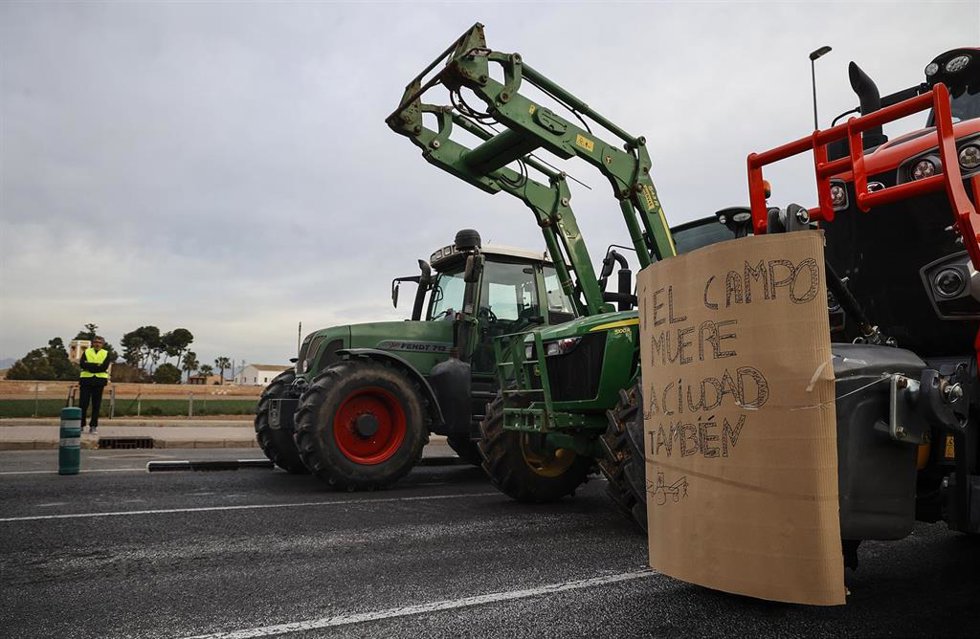 Dos tractores durante una concentración en la avenida Germans Machado de Valencia.