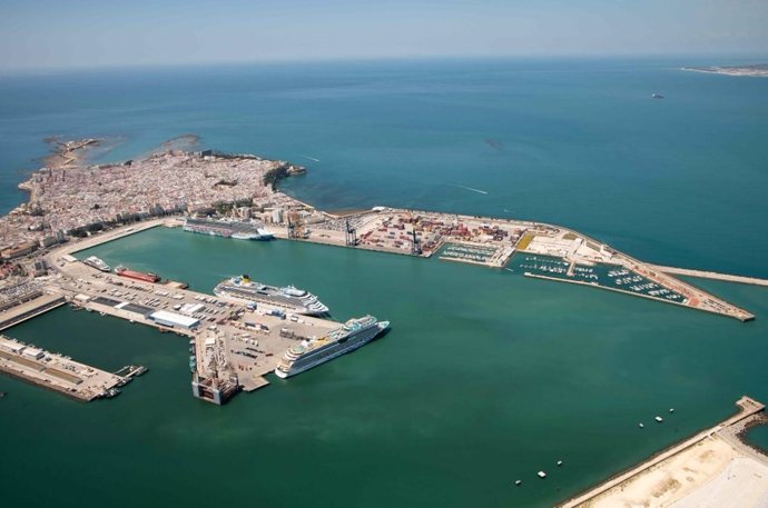 Archivo - Vista aérea del Puerto de Cádiz.