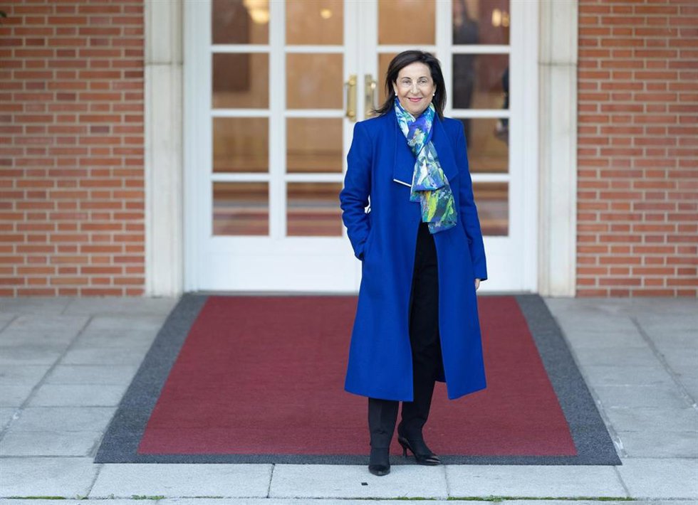 Archivo - La ministra de Defensa, Margarita Robles, posa a su llegada a la primera reunión de Consejo de Ministros de la XV legislatura, en el Palacio de la Moncloa, a 22 de noviembre de 2023.