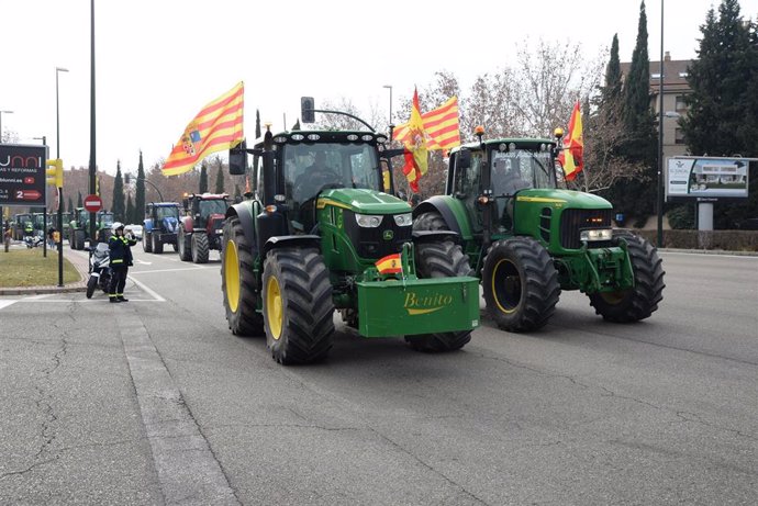Los tractores bloquean las carreteras españolas para pedir mejoras en el sector