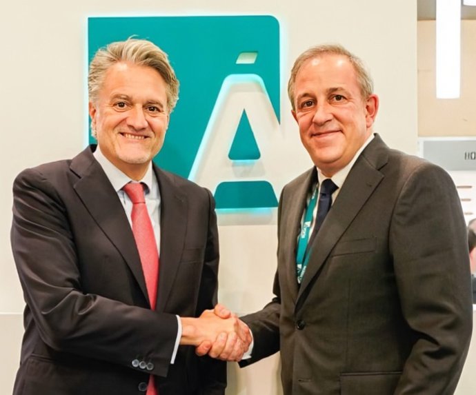 El director general de Ávoris, Juan Carlos González, y el presidente de Microsoft en España, Alberto Granados.