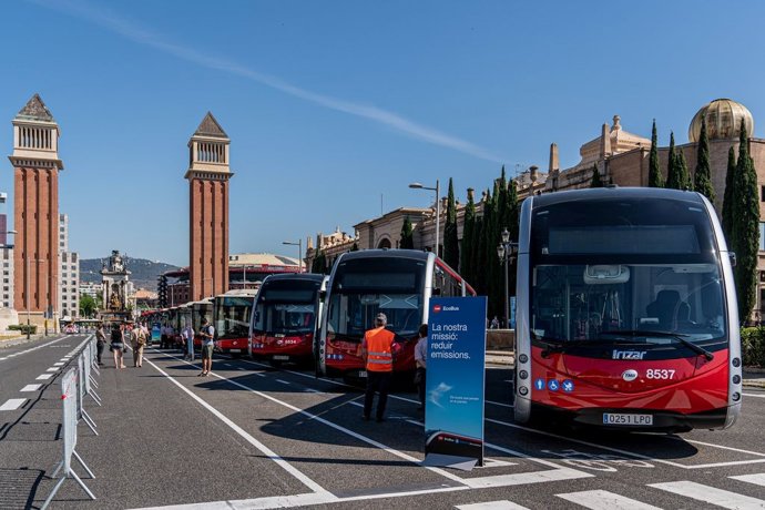 Autobuses de la flota de transporte público de Barcelona estacionados en la avenida de la Reina Maria Cristina.