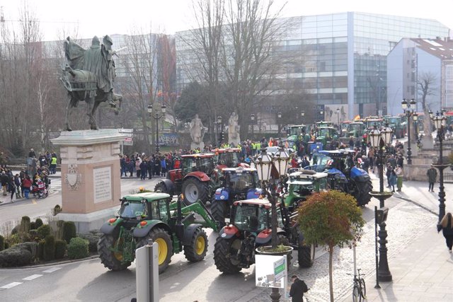 Los tractores llenan las calles de Burgos en protestas