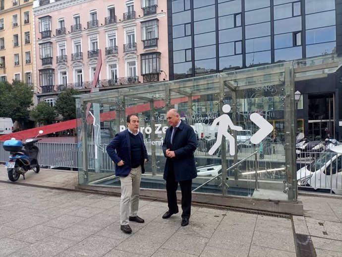 El delegado del Área de Urbanismo, Medio Ambiente y Movilidad, Borja Carabante, acompañado por el director gerente de la Empresa Municipal de Transportes de Madrid (EMT Madrid), Alfonso Sánchez