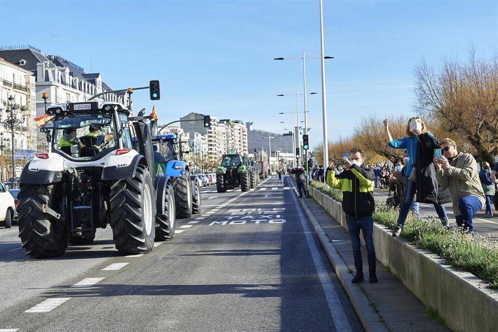 Archivo - Imagen de archivo de varios tractores por el centro de Santander en una protesta