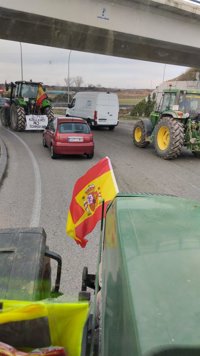 Los agricultores se concentran también entre Guadalajara y Marchamalo ralentizando la circulación de los vehículos