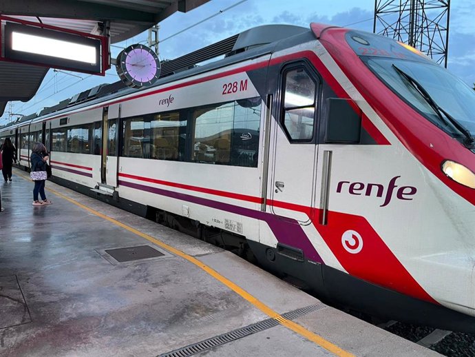 Tren de Cercanías en la estación de Renfe de San Fernando (Cádiz).
