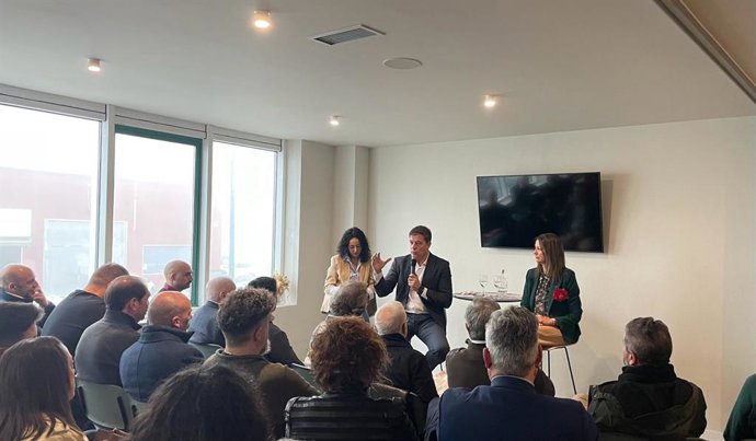 El candidato del PSdeG-PSOE a la presidencia de la Xunta, José Ramón Gómez Besteiro, durante el encuentro mantenido este martes con empresarios y emprendedores lucenses en el restaurante Terra Taberna do Miño. En Lugo, a 6 de febrero de 2024.