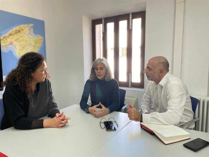 La portavoz del PSIB-PSOE en el Consell, Catalina Cladera, y el conseller socialista, Andreu Serra, en reunión con la presidenta del Colegio Oficial de Licenciados en Educación Física (Colef) para estudiar la moción que se debatirá este jueves.