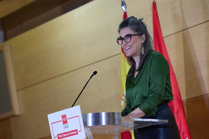 La portavoz de Más Madrid, Manuela Bergerot, realiza unas declaraciones a los medios de comunicación, en la Asamblea de Madrid