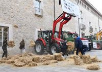 Uns 500 tractors tiren palla i regalen pomes davant la Generalitat a Girona