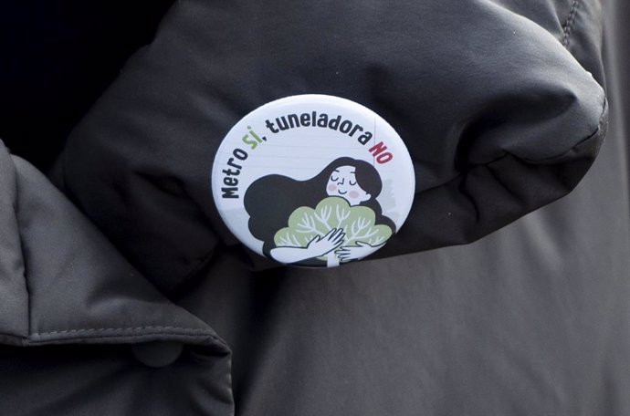Archivo - La ministra de Juventud e Infancia, Sira Rego, lleva una chapa donde se lee 'Metro sí, tuneladora no' durante su visita al Colegio de Educación Infantil y Primaria (CEIP) Perú, a 28 de diciembre de 2023, en Carabanchel, Madrid (España). Durante 