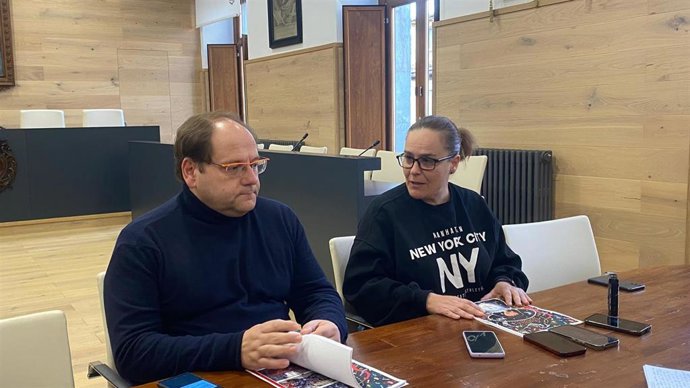 El alcalde de La Bañeza y la concejala de Fiestas.